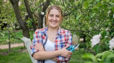meyve bahçesi Bahçe aletleri ile duran güzel gülümseyen kadın 4 k portresi