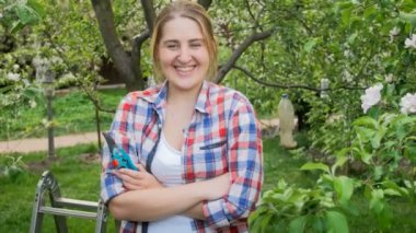 Orchard adlı poz ve kameraya bakarak mutlu gülen kadın