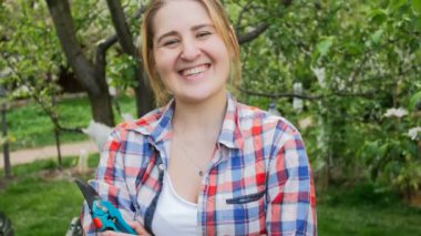 Garden'da çalışma ve kameraya bakarak güzel gülümseyen kadın portre video