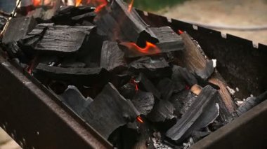 Arka Bahçe Barbekü içinde odun yanan ağır çekim görüntüleri
