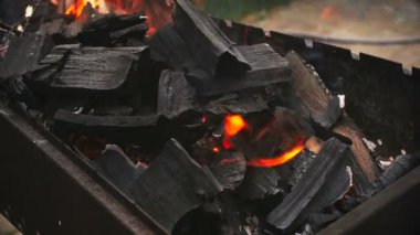 Barbekü için için yanan kömürlerin closeup ağır çekim görüntüleri