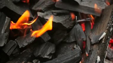 Ağır çekim video yanan bir mangal kömürü