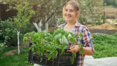 genç kadın holding sandık bahçesinde sebze lahanası ile gülümseyen 4 k closeup video