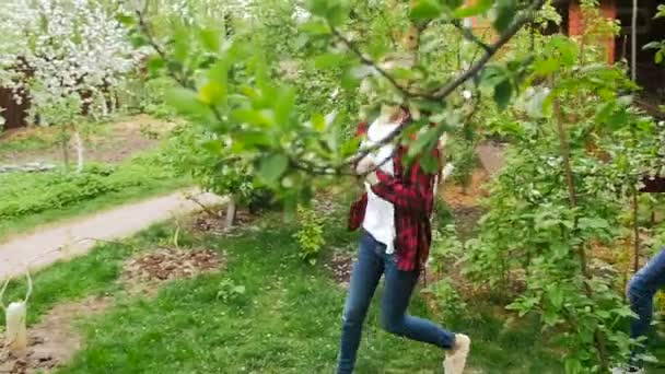 Images au ralenti de deux filles jouant et courant au jardin — Video