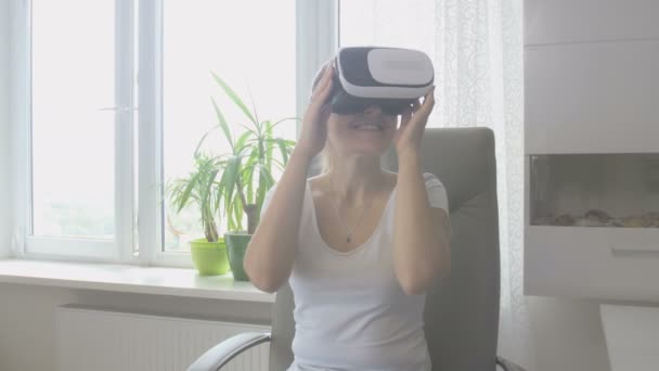 Lyckligt leende kvinna försöker på virtuell verklighet headset och att ta bort. Tagningar som sköt på 4k — Stockvideo