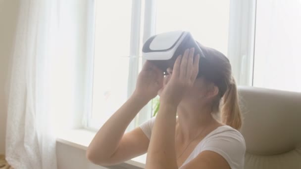 Portret van de jonge vrouw kijken naar 360 video in virtuele werkelijkheid hoofdtelefoon thuis. Beeldmateriaal op 4k — Stockvideo