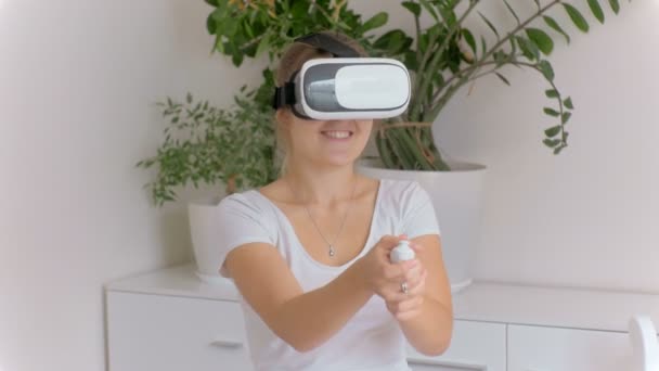 Vr fejhallgató gazdaság joystick és a játék 3D-s lövöldözős játék izgatott nő portréja. Felvétel, shot 4k — Stock videók