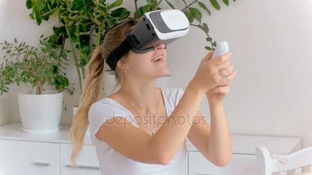 Mulher bonita vestindo fone de ouvido realidade virtual jogando no jogo 3d e usando joystick. Filmagem a 4k — Vídeo de Stock