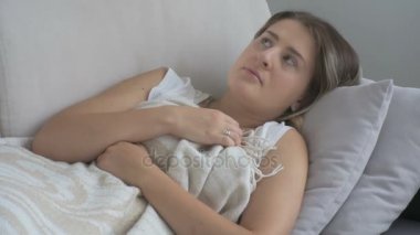 Genç kadın kanepe oturma odasında yatan depresyon muzdarip closeup