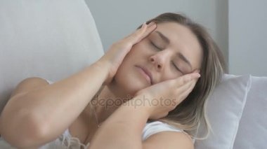 Genç kadın kanepe oturma odasında yatan migren muzdarip closeup. 4 k'dan fazla çekim görüntüleri