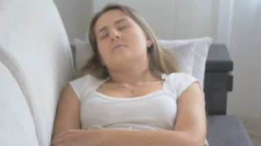 Duygu genç esmer kadın kanepede oturan ve kağıt dokusu hapşırma grip yakaladı. 4 k'dan fazla çekim görüntüleri