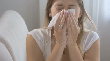 Oturma odası ve hapşırma kağıt mendil kanepede oturan genç hasta kadın