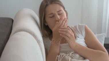 Yatakta öksürük ve boğaz sprey kullanarak genç hasta