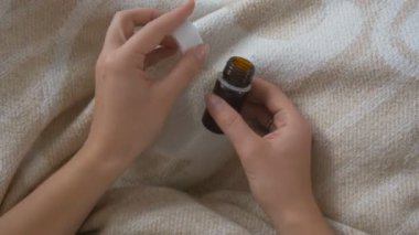 Portre genç kadının elinde şişe hap dökme