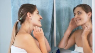 Güzel genç kadın banyo ayna yansıması bakarak
