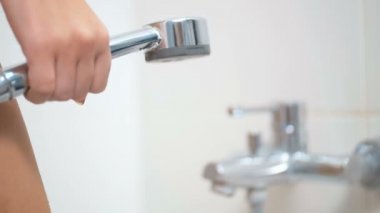 Musluk duş, closeup ağır çekim görüntüleri genç kadının açar