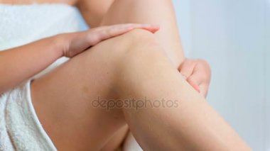 Genç kadının bacaklarını banyo yaptıktan sonra masaj portre slowmotion görüntüleri