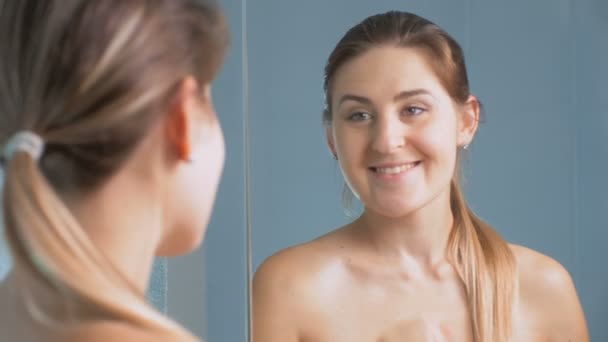 Imágenes 4K de la elegante joven mujer mirando el espejo en el baño — Vídeo de stock