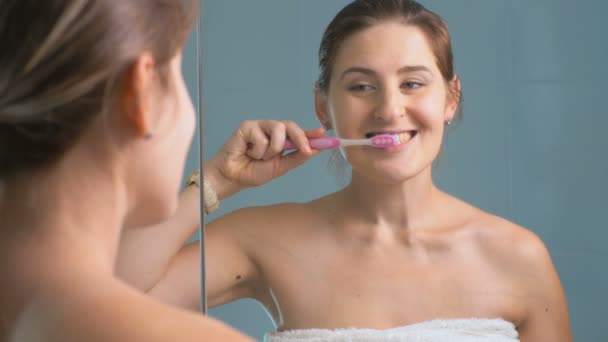 Imágenes 4K de una mujer somnolienta cepillándose los dientes por la mañana y llegando tarde al trabajo — Vídeo de stock