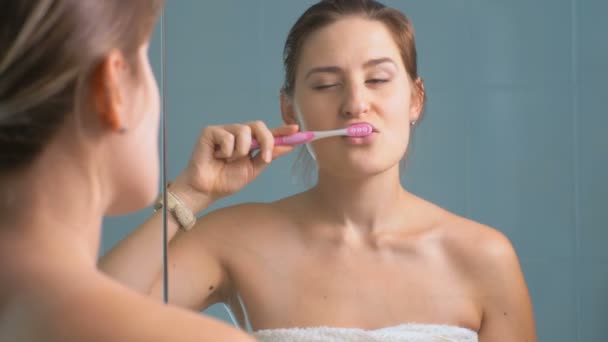 4 k video van jonge zakenvrouw tanden poetsen en te laat voor werk — Stockvideo