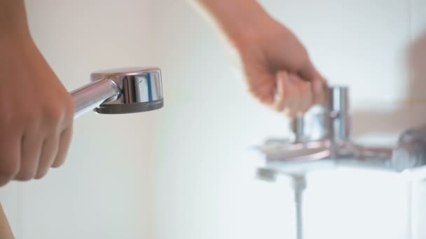 Gros plan au ralenti de la jeune femme qui prend une douche et ouvre un robinet d'eau — Video