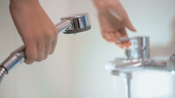 Closeup slow motion filmagens de jovem mulher abre torneira de água no banheiro — Vídeo de Stock