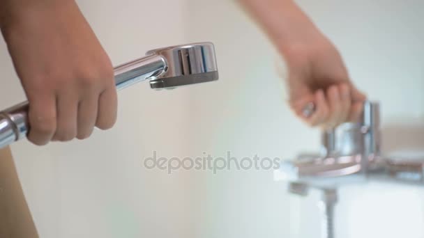 Closeup imagens de câmera lenta de mulher nua sexy tomando banho e girando água em — Vídeo de Stock