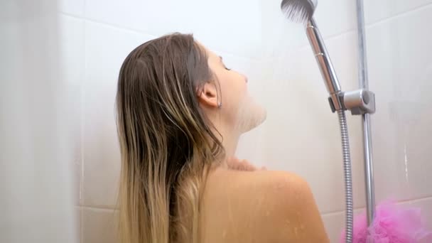 Медленная съемка со спины сексуальной молодой женщины, стирающейся в душе — стоковое видео