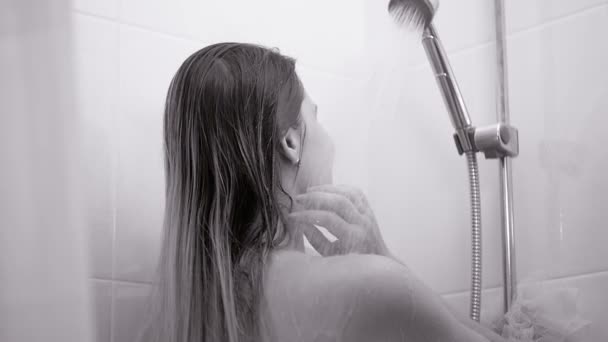 Noir et blanc ralenti séquences de sexy jeune femme prendre douche — Video