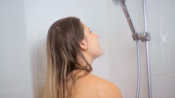 Images de ralenti de belle femme souriante sous la douche — Video