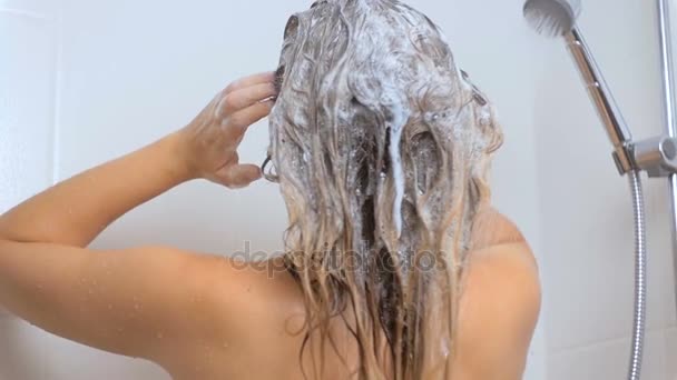 Mujer sexy lavando el cabello largo con champú — Vídeos de Stock