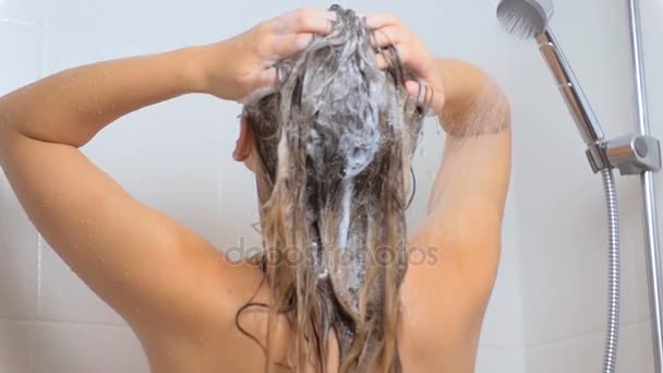 Zeitlupenvideo von sexy Frau, die unter der Dusche Haare schäumt — Stockvideo