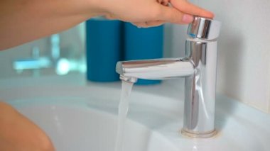 El closeup ağır çekim görüntüleri, banyo musluk suyu açar