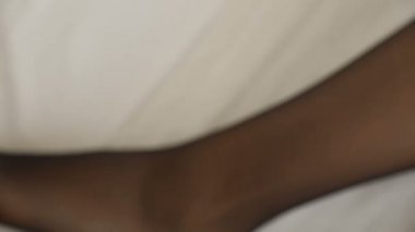 Dolly boyunca siyah iç çamaşırı ve çorap seksi ince kadın yatakta rahatlatıcı vurdu