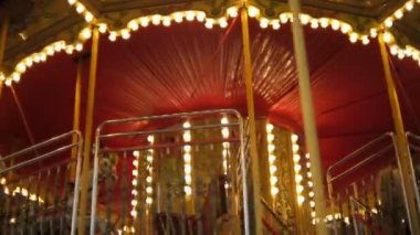 Güzel ışıklı carousel marquee gece ile