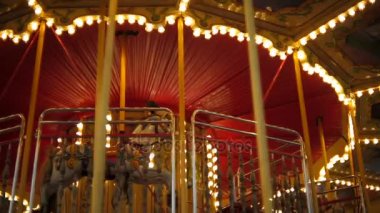 Lunaparkta gece ışıklı atlı karıncaya atlıkarınca