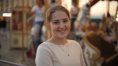 Güzel esmer kadın vintage atlıkarınca yanındaki de akşam poz kafa vurdu