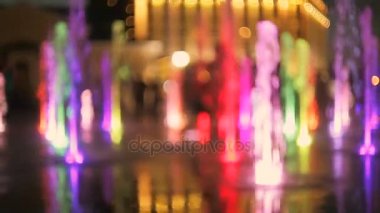 Odak video renkli dışarı çeşme sokakta dans geceleri