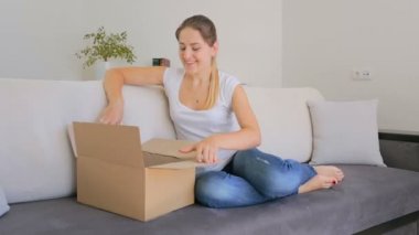 Mutlu güzel kadın elbise alarak o kutudan sipariş online