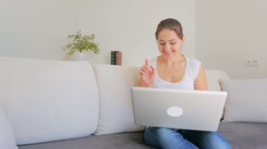 Mutlu genç kadın giyim online sipariş ve anında kutusunda alma