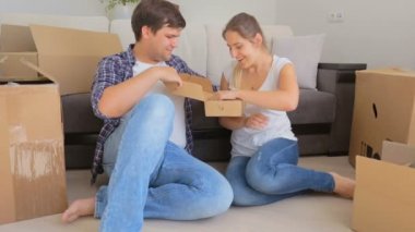 Genç adam kutusu tuşları ile yeni daire karısına vererek