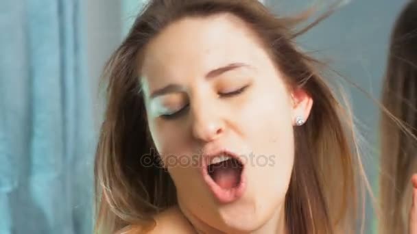 Imágenes 4K de una hermosa joven cantando en el secador de pelo en el baño — Vídeos de Stock