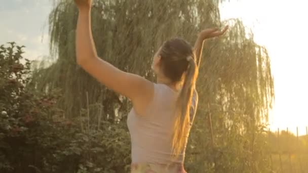 Yaz yağmuru günbatımı üzerinde mutlu neşeli kadının — Stok video