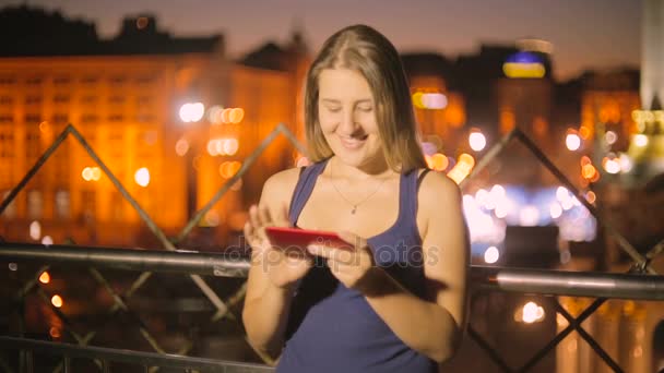 Gépelés üzenet a tetőtéri éjjel a gyönyörű fiatal nő portréja — Stock videók