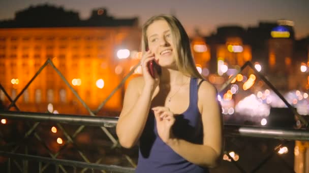 Retrato de jovem alegre falando por telefone no telhado à noite — Vídeo de Stock