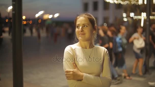 Portrét elegantní mladé ženy na přeplněných veletrhu v noci — Stock video