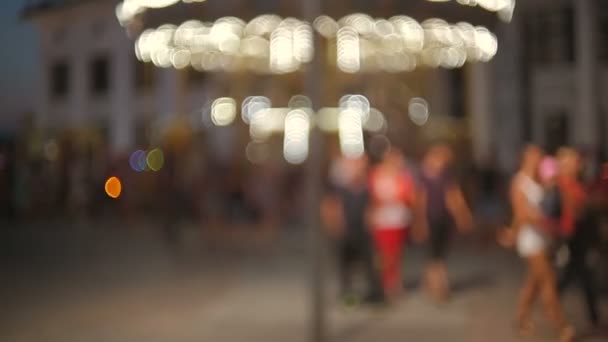 Размытый снимок ретро-карусели, вращающейся на городской ярмарке ночью — стоковое видео
