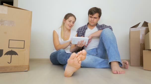 Heureux jeune couple achetant de nouveaux meubles à leur appartement après rénovation — Video