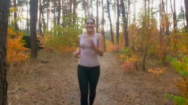 4 k görüntüleri güzel sarışın kadının sonbahar ormanı koşu