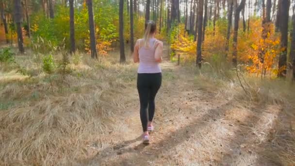 Imágenes en cámara lenta del entrenamiento de mujeres jóvenes activas en el parque de otoño — Vídeo de stock